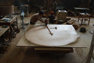 To build a rounder shape table, this method shows an artisan using a basic technique to cut a true round shape.