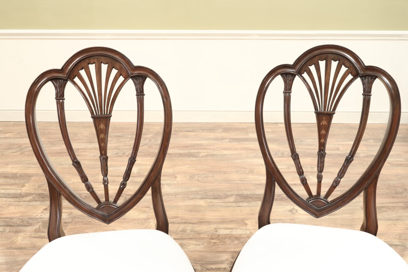 High end inlaid Hepplewhite chairs. Antique style dining chairs in solid mahogany and inlaid bell flowers - Image 2